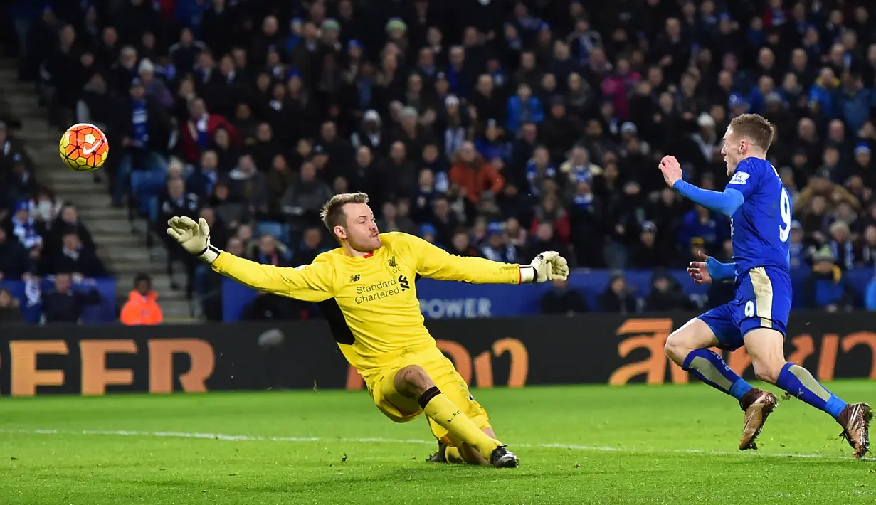 Aksi pemain Leicester City, Jamie Vardy, saat menaklukkan kiper Liverpool, Simon Mignolet, yang berbuah gol kedua pada lanjutan Liga Inggris di Stadion King Power, Leicester, Rabu (3/2/2016) dini hari WIB. (AFP/Ben Stansall)