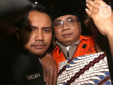 Mantan Menteri Agama, Yaqut Cholil Qoumas, saat dibawa menuju mobil tahanan di Gedung Merah Putih Komisi Pemberantasan Korupsi (KPK), Jakarta, Kamis (12/3/2026). Komisi Pemberantasan Korupsi (KPK) resmi menahan Menteri Agama periode 2020-2024, Yaqut Cholil Qoumas. (Liputan6.com/Helmi Fithriansyah)