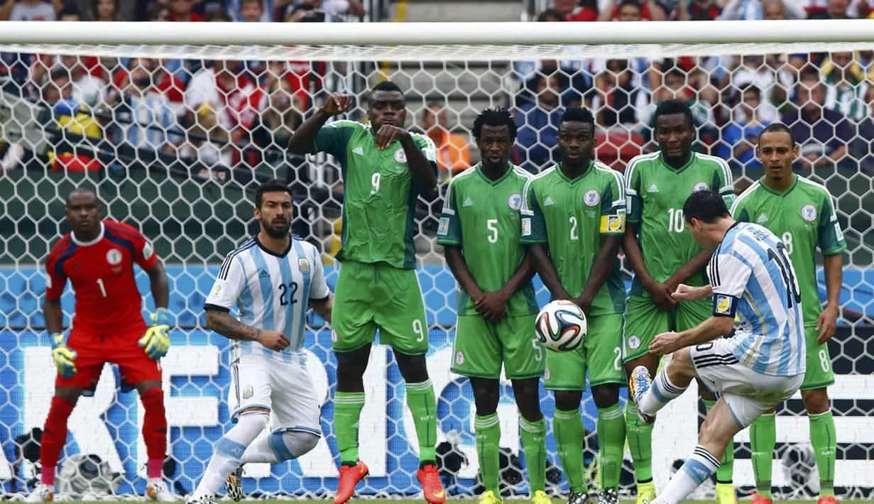 Salah satu gol Lionel Messi ke gawang Nigeria di laga penutup penyisihan Piala Dunia 2014 Grup F di Stadion Beira Rio, Brasil, (25/6/2014), dihasilkan lewat tendangan bebas dari luar kotak penalti. (REUTERS/Stefano Rellandini)
