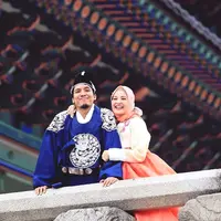 Desta suami dari Natasha Rizky adalah seorang selebriti yang menjadi seorang anak band dengan grup bernama Club Eighties pada penghujung era 1990-an. Selain manjadi anak band ia pun juga menjajal karir dalam film seperti Get Married dan Jagad X Code. (Liputan6.com/IG/natasharizkynew)