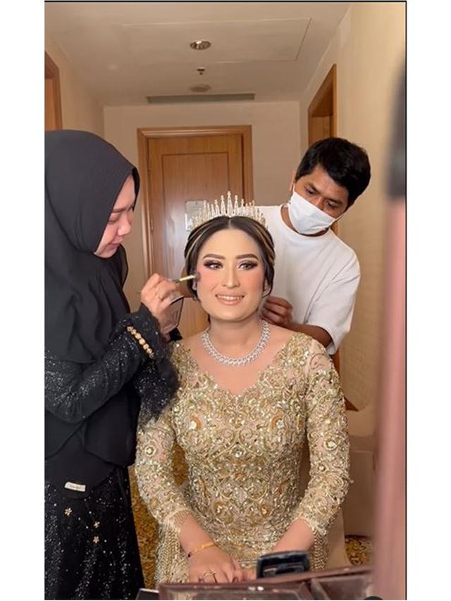 6 Potret Adly Fairuz dan Angbeen Rishi di Syukuran Khitanan Anak, Tampil Serasi