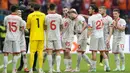 Sebelum pertandingan usai, Goran Pandev yang digantikan pemain lain mendapatkan Guard of Honour dari sejumlah pemain Makedonia Utara dipinggir lapangan. Pandev memang layak ia terima atas kariernya yang luar biasa bersama timnas. (Foto: AFP/Pool/Peter Dejong)