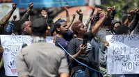 Ikatan Mahasiswa Pelajar dan Masyarakat Papua (IMMAPA) menyampaikan orasi saat berunjuk rasa di Lapangan Niti Mandala, Denpasar, Bali, Kamis (22/8/2019). Massa aksi ini juga mendapat pengawalan dari kepolisian setempat. (SONNY TUMBELAKA/AFP)