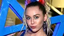Miley Cyrus merupakan sosok yang bebas dan bersemangat bagi mantan kekasihnya, Liam Hemsworth. Bintang ‘Hannah Montana’ ini memang kerap kali membuat banyak orang terkejut dengan tingkahnya. (AFP/Bintang.com)