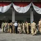 Sejumlah pegawai negeri sipil (PNS) antre masuk ke dalam Balai Kota untuk bersalaman dengan Gubernur DKI Jakarta, Senin (11/7). Gubernur Ahok menggelar halal bihalal di hari pertama kerja. (Liputan6.com/Yoppy Renato)