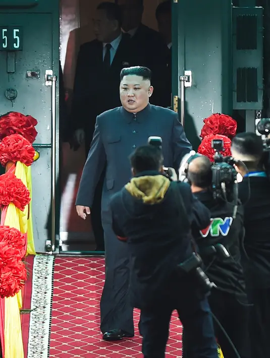 Pemimpin Korea Utara (Korut) Kim Jong-un tiba di Stasiun Dong Dang di Lang Son, Selasa (26/2). Kim Jong-un tiba di Vietnam setelah menghabiskan sekitar 2,5 hari dalam perjalanan menggunakan kereta api dari Pyongyang. (Photo by Nhac NGUYEN / AFP)