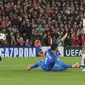 Proses terjadinya gol oleh striker Liverpool, Mohamed Salah, ke gawang AS Roma pada leg pertama semifinal Liga Champions di Stadion Anfield, Selasa (24/4/2018). Liverpool menang 5-2 atas AS Roma. (AP/Peter Byrne)