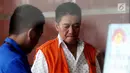 Hakim Pengadilan Negeri Jakarta Selatan, Irwan tiba untuk pemeriksaan di Gedung KPK, Jakarta, Jumat (14/12). Irwan  menjalani pemeriksaan perdana sebagai tersangka kasus dugaan suap penanganan perkara perdata di PN Jaksel. (Merdeka.com/Dwi Narwoko)