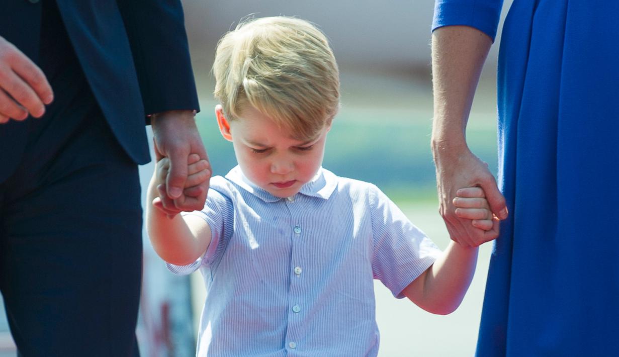 Ekspresi Pangeran George setibanya di bandara Tegel bersama orang tuanya, Pangeran William dan Kate Middleton serta sang adik Putri Charlotte di Berlin, Rabu (19/7). George kelihatan lelah dan mengantuk saat turun pesawat. (Steffi Loos/Pool Photo via AP)