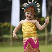 Lucu dan menggemaskan, mungkin itu dua kata yang cocok untuk menggambarkan sosok Arsy. Ia terlihat menggemaskan saat memakai baju adat bali. (Foto: instagram.com/suwarsiha)