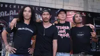 Grup band Slank berpose usai meluncurkan album terbaru mereka bertajuk "Palalopeyank"Jakarta, Selasa (7/2). Pada album baru tersebut berisikan 12 lagu diantaranya NgeRock, Terlalu Pahit, Rock n' roll Terus dan Palalopeyank.(Liputan6.com/Herman Zakharia)