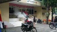 Fogging atau pengasapan di kawasan Mapolda Metro Jaya, Sabtu (3/3/2018) pagi. (Liputan6.com/Nanda Perdana Putra)
