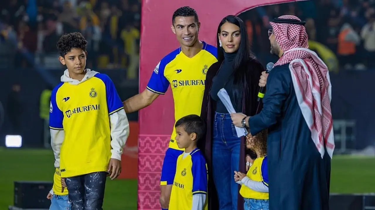 6 Potret Gaya Georgina Rodriguez Dampingi Cristiano Ronaldo Penyambutan di Al-Nassr, Tampil Anggun dalam Busana Tertutup