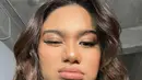 Pulasan lipstik nude yang glossy juga menambah kesan flawless pada keseluruhan penampilan Azizah Salsha di beberapa foto ini. [Foto: Instagram/azizahsalsha_]