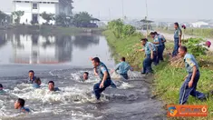Citizen6, Sidoarjo: Selesai upacara, acara dilanjutkan acara tradisi penyiraman air kembang. Kemudian 45 personel yang telah naik pangkat tersebut menceburkan diri di sungai. (Pengirim: Budi Abdillah)