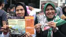 Warga menunjukkan brosur sosialisasi tilang elektronik saat car free day di bunderan HI, Jakarta, Minggu (28/10). Kegiatan sosialisasi E-Tilang tersebut agar masyarakat lebih mengetahui sanksi yang akan diberikan. (Liputan6.com/Faizal Fanani)