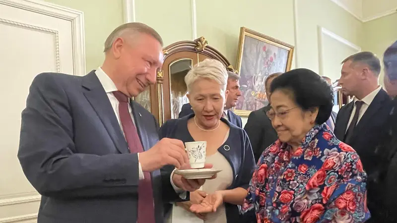 Gubernur St. Petersburg, Alexander Beglov menerima Presiden Kelima RI Megawati Soekarnoputri dan rombongan di Kantor Gubernur St. Petersburg, Rusia.