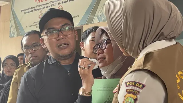 Keluarga korban  kebakaran Gedung Terra Drone tak bisa menahan air matanya saat melihat jenazah di RS Polri.