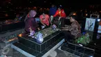 Warga keturunan Portugis melakukan tabur bunga saat ziarah ke makam yang terdapat di sebelah Gereja Tugu, Jakarta, Kamis (24/12). Tradisi nyekar itu dilakukan usai mengikuti ibadah kebaktian malam Natal di gereja. (Liputan6.com/Gempur M Surya)