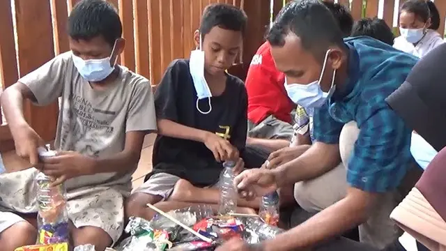 Puluhan bocah di Tomia Wakatobi diajar membuat ecobrick, bata ringan anti gempa berbahan baku sampah plastik.(Liputan6.com/Ahmad Akbar Fua)