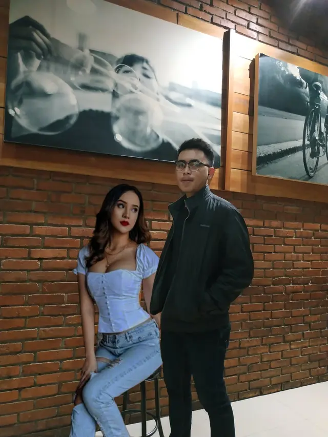 Pria Ini Minta Fotonya Biar Enggak Sendiri, 7 Hasil Editannya Bikin Geleng Kepala