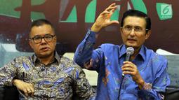 Perwakilan Komisi VII, Fadel Muhammad (kanan) menerima kedatangan rombongan LIPI di Kompleks Parlemen Senayan, Rabu (30/1). Rombongan peneliti LIPI mengadukan kebijakan sang kepala yang baru, Laksana Tri Handoko. (Liputan6.com/Johan Tallo)