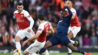 Aksi Sokratis meredam pergerakan Mochtar Diakhaby pada leg 1, semifinal Liga Europa yang berlangsung di Stadion Emirates, London, Jumat (3/5). Arsenal menang 3-1 atas Valencia. (AFP/Glyn Kirk)