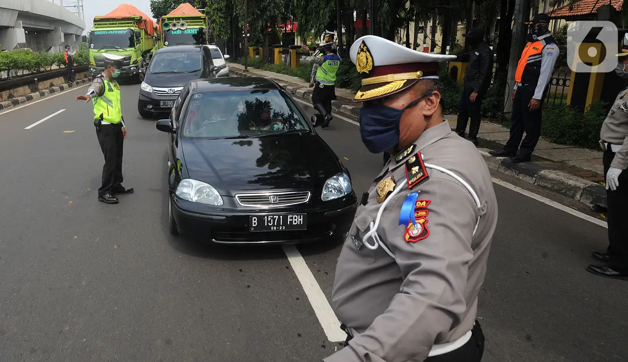 Petugas saat kegiatan Check Point Pengawasan Pelaksaanaan PSPBB di Jakarta selatan, Jumat (10/4/2020). Kegiatan gabungan Dishub dan Polda Metro Jaya menyasar pengemudi kendaraan bermotor yang tidak menggunakan masker dan aturan Pergub Nomor 33 Tahun 2020 tentang Pelaksanaan PPSB. (merdeka.com/Arie B