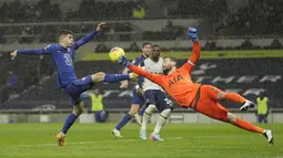 Hugo Lloris keluar dari sarangnya untuk menghalau bola yang akan disambar Christian Pulisic. (Foto: AFP/Pool/Kirsty Wigglesworth)