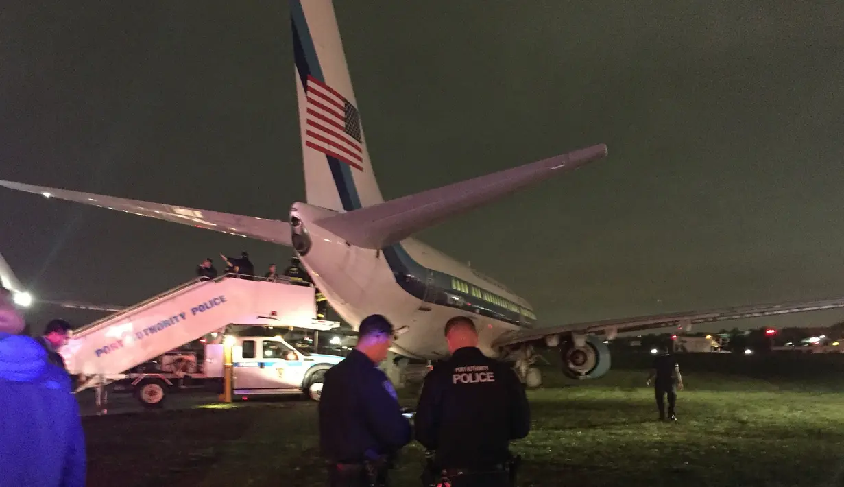 Petugas berada di sekitar pesawat yang membawa pasangan Capres AS Donald Trump, Mike Pence setelah tergelincir di Bandara LaGuardia, New York, Kamis (27/10). Tidak ada korban jiwa atau luka dalam insiden tersebut. (Ines DeLaCuetara/ABC News via AP)