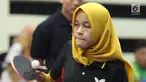 Petenis meja difabel Indonesia, Leli Marlina melakukan serve saat melawan Bee Tin Toh (Singapura) pada Indonesia Para Games Invitational Tournament 2018 di GBK Arena, Jakarta, Minggu (1/7). Leli unggul tiga set langsung. (Liputan6.com/Helmi Fithriansyah)