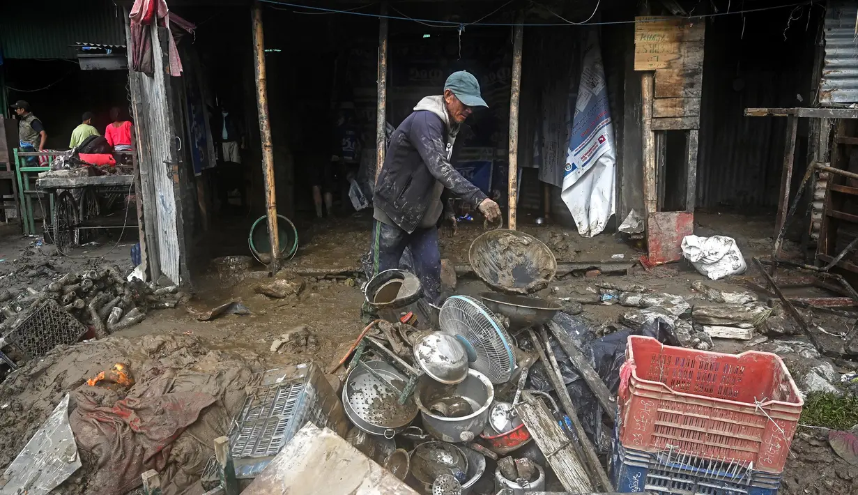Banjir juga menghancurkan puluhan rumah warga dan merusak jalan raya, serta menyebabkan 39 distrik di Nepal terisolasi. (PRAKASH MATHEMA/AFP)