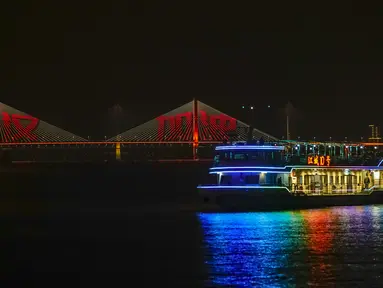 Sebuah kapal feri beroperasi di Wuhan, Provinsi Hubei, China, Rabu (22/4/2020). Mulai 22 April 2020, semua transportasi umum di Wuhan kembali beroperasi seperti sediakala. (Xinhua/Shen Bohan)