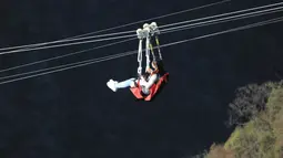 Seorang wisatawan menjajal olahraga zipline atau luncur gantung di Zhangjiajie Grand Canyon, Kota Zhangjiajie, Provinsi Hunan, China tengah (14/11/2020). Olahraga luar ruangan pada awal musim dingin menarik banyak pengunjung ke wilayah tersebut. (Xinhua/Wu Yongbing)