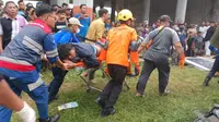 Tim SAR berupaya mengevakuasi para penumpang dalam kecelakaan tunggal bus New Shantika yang terpental ke luar tol di Pemalang, Jawa Tengah. Foto: Liputan6.com/Basarnas Semarang&nbsp;