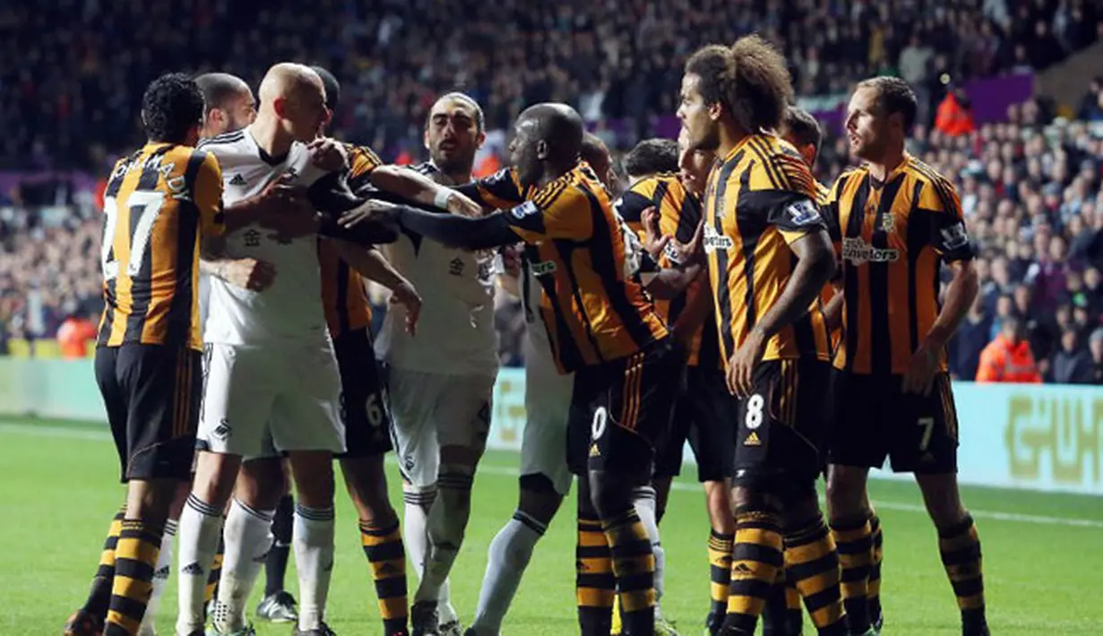 Terjadi perdebatan antara para pemain Swansea dengan Hull City pada pertandingan sepak bola antara Swansea City vs Hull City di Stadion Liberty, Swansea (10/12/13). (AFP/Geoff Caddick) 