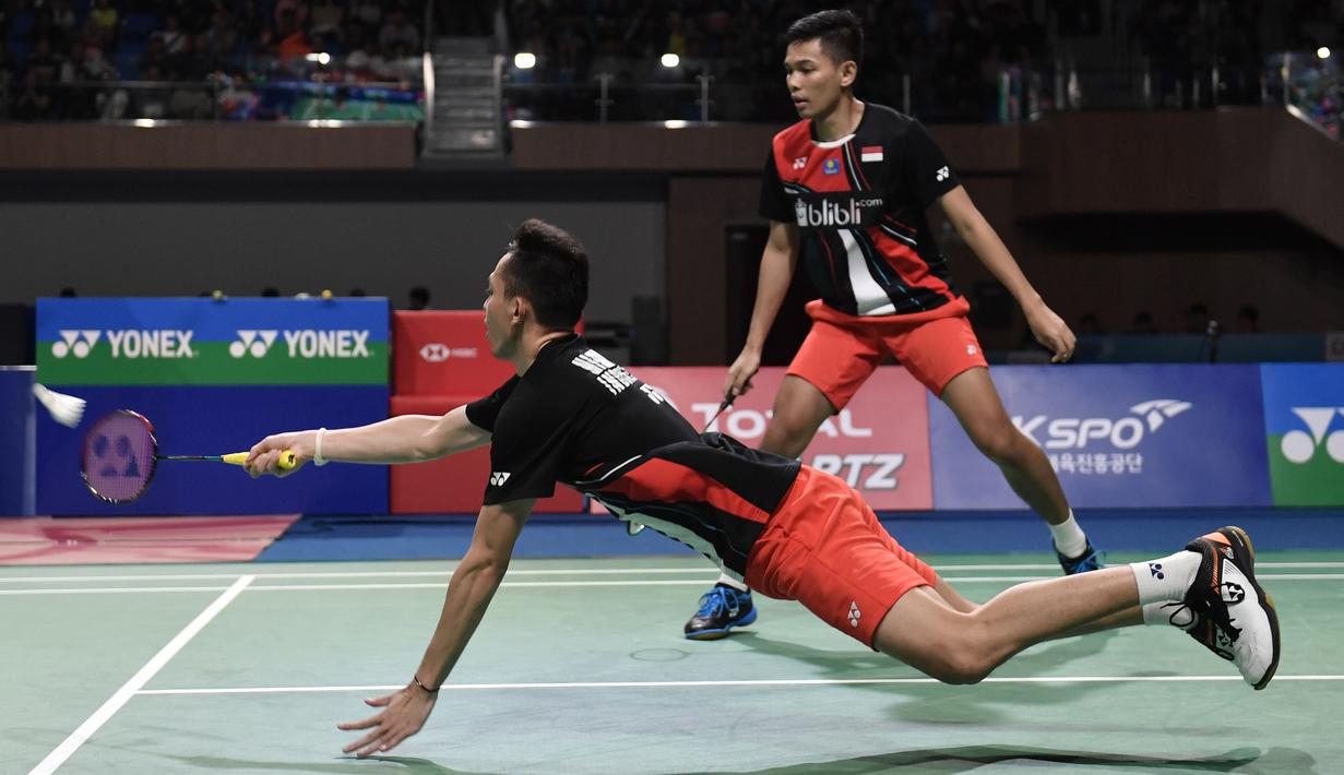 Ganda putra Indonesia, Fajar Alfian/Muhammad Rian Ardianto, saat melawan wakil Jepang, Takeshi Kamura/Keigo Sonoda, pada Korea Terbuka 2019 di Incheon, Minggu (29/9). Fajar/Rian menang  21-16, 21-17. (AFP/Jung Yeon-je)