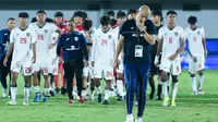 Pelatih Timnas Indonesia U-17, Nova Arianto tertunduk usai memimpin tim asuhannya bertanding melawan China dalam laga uji coba di Indomilk Arena, Tangerang, Banten, Minggu (8/2/2026). Timnas Indonesia U-17 harus menelan kekalahan telak saat menghadapi China dalam laga uji coba. (Bola.com/M Iqbal Ichsan)