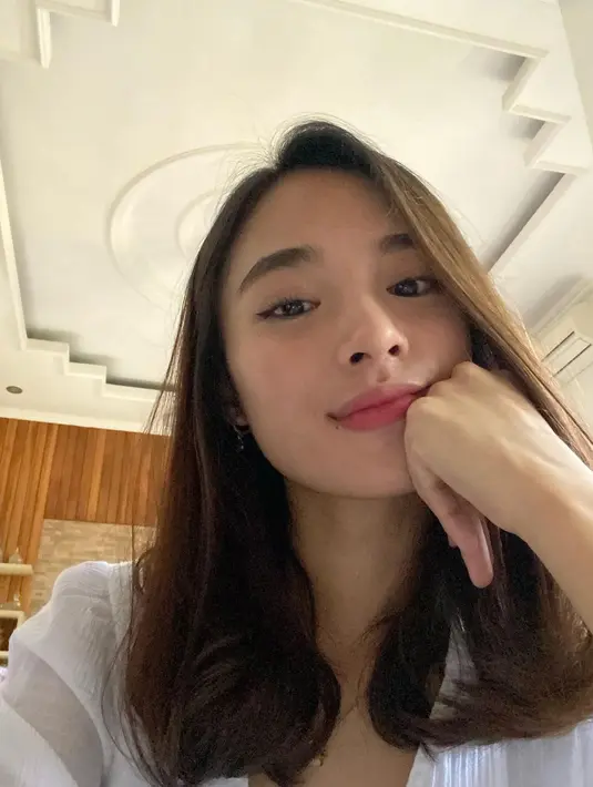 Pemilik nama asli Desita Aurelly Wungkana ini aktif mengunggah foto-foto terbarunya di Instagram. Babysitter Kiano Tiger Wong menuai banyak pujian dari netizen dan bahkan ada beberapa yang bercanda ingin memiliki babysitter yang cantik seperti Echi. (Liputan6.com/IG/desitarllyw)