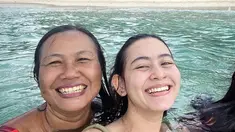 Pemilik nama lengkap Ni Made Laura Theux memang kerap mengunggah fotonya saat sedang berenang. Termasuk saat 
 berenang di pantai bersama dengan sang ibu. Wajar ceria tak bisa disembunyikan saat ia bersama ibundanya. (Liputan6.com/IG/@laura_theux)