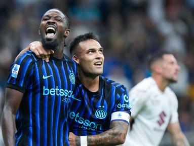Pemain Inter Milan, Marcus Thuram dan Lautaro Martinez, merayakan gol ke gawang Torino pada laga pekan perdana liga Italia di Stadion Giuseppe Meazza, Selasa (26/8/2025) dini hari WIB. (AP Photo/Luca Bruno)