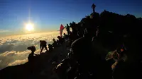 Potret pendaki Gunung Merapi (Sumber: ksdae.menlhk.go.id)