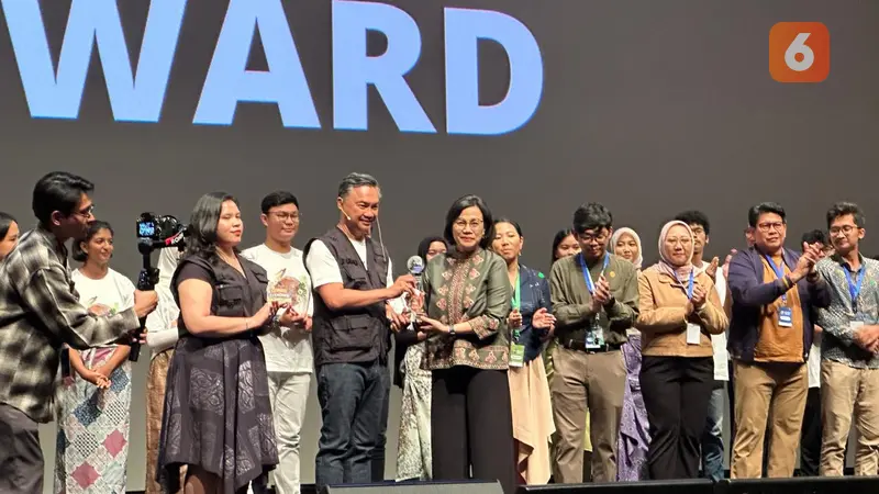 Menteri Keuangan RI Sri Mulyani mendapat penghargaan "Climate Hero Award" dari FPCI di Indonesia Net-Zero Summit 2024, Jakarta, Sabtu (24/8/2024). (Liputan6/Benedikta Miranti)