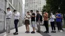 Warga yang mengenakan masker berbaris untuk tes COVID-19 di Beijing, China, 12 Juli 2022. Beijing telah membatalkan rencana untuk mengizinkan hanya orang yang divaksinasi yang memasuki ruang publik. (AP Photo/Ng Han Guan)