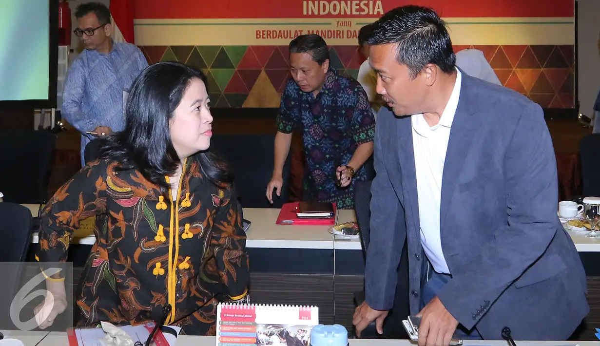 Menko PMK, Puan Maharani (kiri) dan Menpora Imam Nahrawi jelang rapat persiapan penyelenggaraan The 6th TAFISA World Sport For All Games 2016 di Gedung Kemenko PMK di Jakarta, Jumat (26/5). (Liputan6.com/Angga Yuniar)
