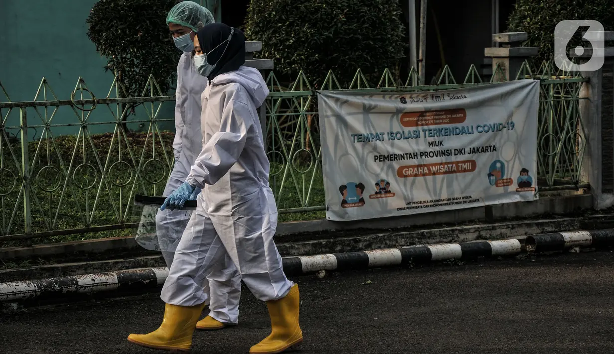 Tenaga kesehatan terlihat berjalan di Graha Wisata TMII, Jakarta, Selasa (22/6/2021). Lonjakan kasus aktif Corona di Ibu Kota menyebabkan kapasitas kamar isolasi pasien OTG Covid-19 di Graha Wisata TMII telah terisi penuh usai pada hari ini tercatat kedatangan 6 pasien. (merdeka.com/Iqbal S Nugroho)