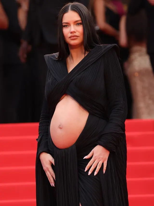 Ikuti Jejak Rihanna, Adriana Lima Tampil Glamor dengan Pamer Baby Bump di Festival Film Cannes