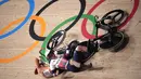 Insiden terjadi dalam nomor sepeda lintasan putri antara Katy Marchant (kanan) dari Tim Inggris Raya dengan Laurine van Riessen pada Olimpiade Tokyo 2020,  Kamis (5/8/2021). (Foto: AP/Christophe Ena)