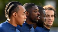 Penyerang Prancis, Ousmane Dembele (tengah) mengambil bagian dalam sesi latihan di Clairefontaine-en-Yvelines (19/9/2022). Latihan ini sebagai bagian dari persiapan tim untuk berlaga melawan Austria di Stade de France pada 22 September dan dilanjutkan tiga hari kemudian melawan Denmark di Copenhagen dalam lanjutan laga UEFA Nations League. (AFP/Franck Fife)