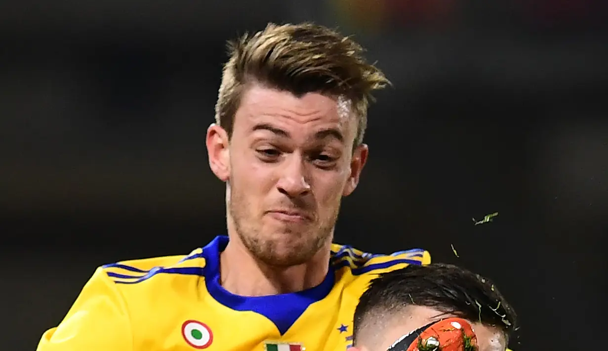 Bek Juventus, Daniele Rugani mengamankan bola dari striker SPAL, Alberto Paloschi pada laga Serie A Italia di Stadion Paolo Mazza, Ferrara, Sabtu (17/3/2018). SPAL bermain imbang 0-0 dengan Juventus. (AFP/Miguel Medina)